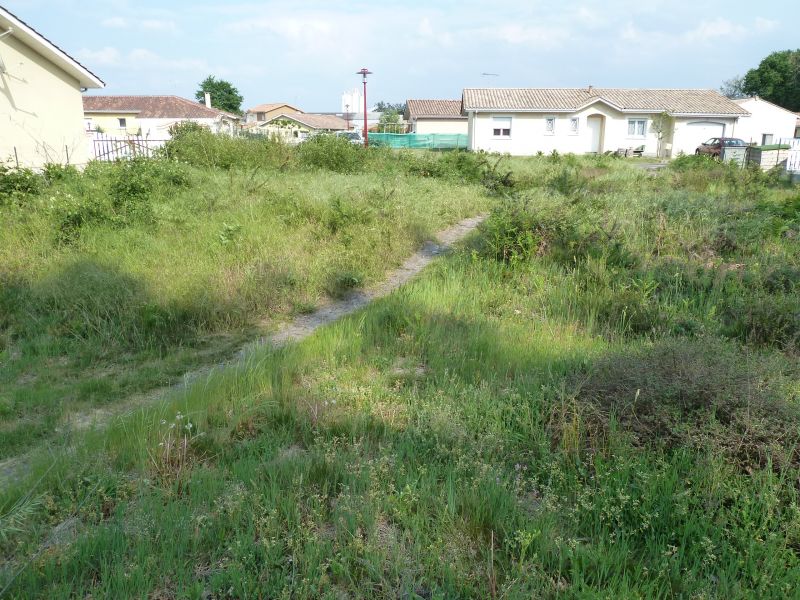 Terrain de 400 m� constructible � Parentis en Born