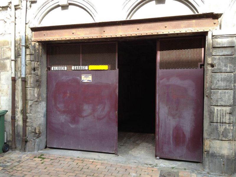 CHARTRONS PLACE PARKING FERMEE