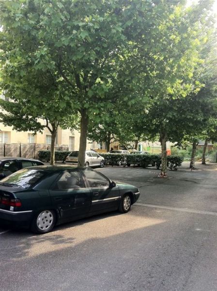CHARTRONS PARKING EXTERIEUR AVE PORTAIL SECURISE