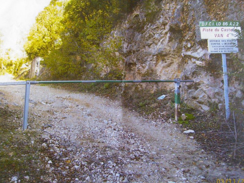A VENDRE ROQUEFORT LES PINS TERRAIN 12835 M2