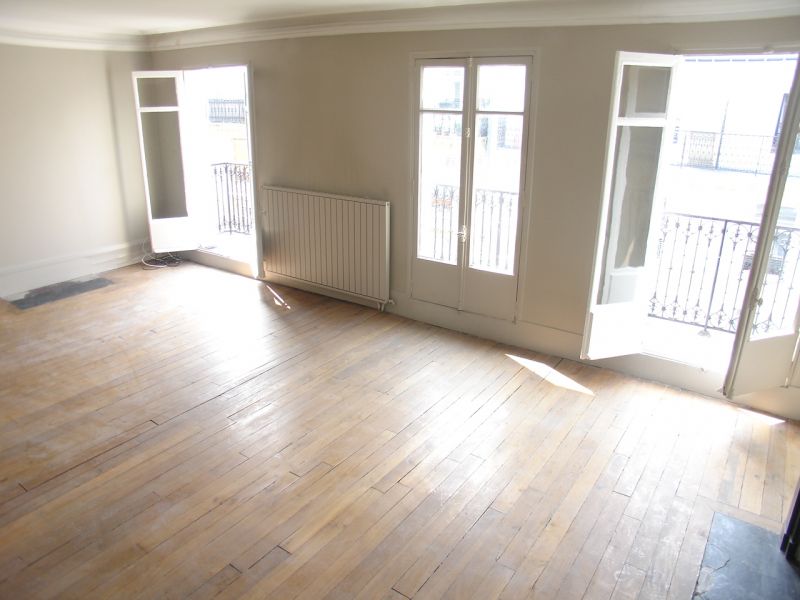 A LOUER SUPERBE 4P PARQUET MOULURES CHEMINEES - CANAL ST MARTIN
