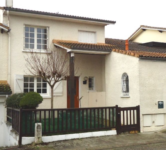 Libourne -Belle traditionnelle de 104 m� env. et jardinet.