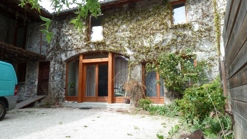A vendre sur VIF grange r�nov�e de 111 m2 habitables plus d�pendances