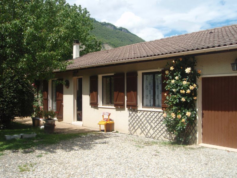 A vendre sur VIF maison de plain-pied mitoyenne par le garage.