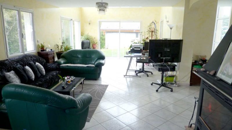 A vendre sur Monestier, maison d'environ 260m� dont un studio et un T3