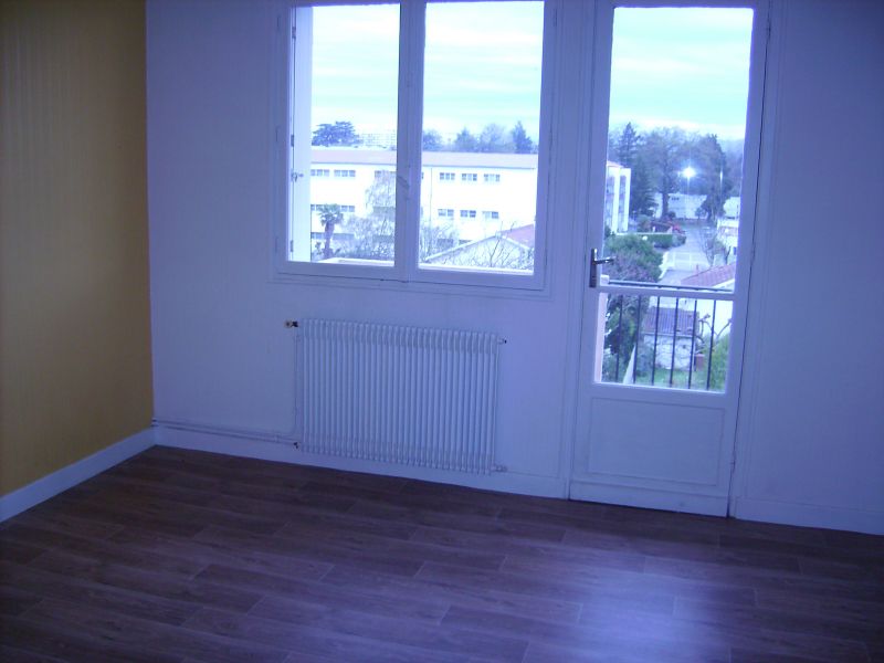 A VENDRE PAU universit� APPARTEMENT 2 CHAMBRES. Luminosit� et calme garantis pour cet  Appartement proche de la Facult� compos� d'un s�jour orient� plein sud, 2 chambres avec placards, cuisine, salle de bains, loggia, balcon et cave. Stationnement facile.