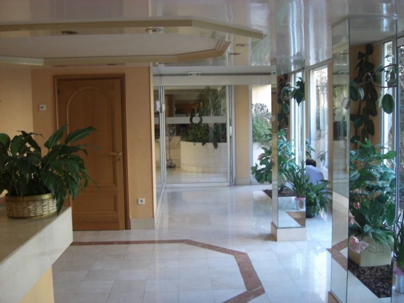 A Vendre Appartement  Pau Centre cours bosquet R�sidence Services  2 pi�ce(s)  plus de 50 m2 2eme etage 86 800 euros