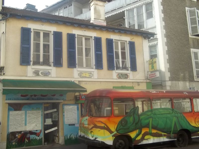 A vendre � Pau centre ville immeuble � usage commercial bon rapport locatif un local lou� et un local libre