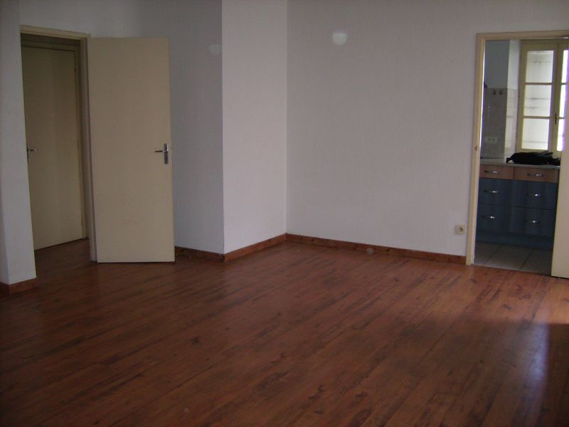 A VENDRE PAU CENTRE APPARTEMENT T3 2 CHAMBRES CUISINE EQUIPEE 97650�