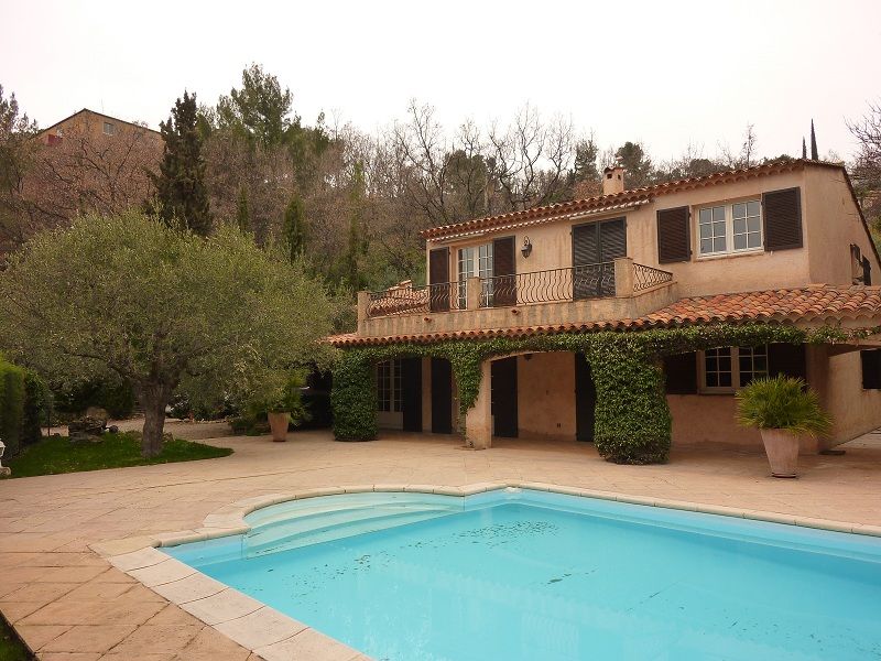 Villa de charme 245m� avec annexes et piscine