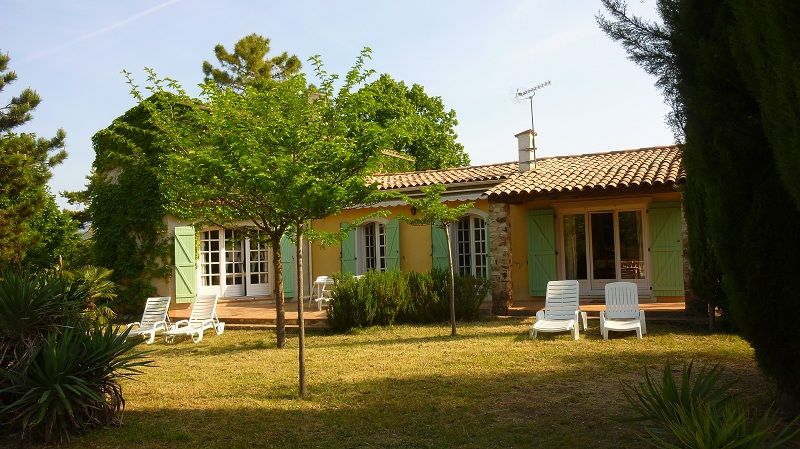 Villa avec piscine, environnement verdoyant