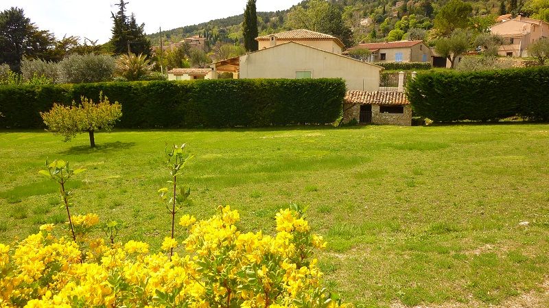 Terrain plat avec cabanon en pierre