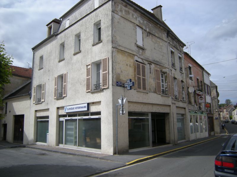 A vendre Immeuble de 480m� Neuilly-Saint-Front centre, 2 Locaux Professionels, 5 Appartements dont 2xT2 et 3T3.