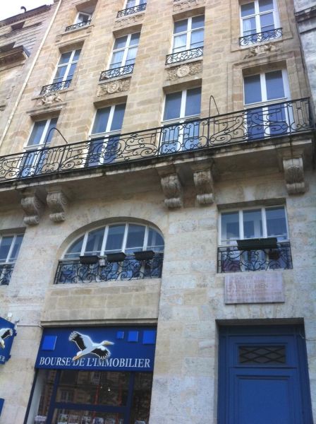 A LOUER BORDEAUX TRES BEL APPARTEMENT T3 DE 74 M� DANS IMMEUBLE PIERRE