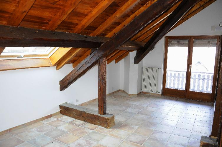 PAYS DE FAVERGES. APPARTEMENT DANS MAISON.