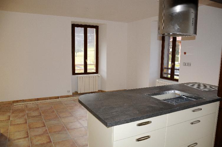 PAYS DE FAVERGES. APPARTEMENT TYPE 4 DANS MAISON.