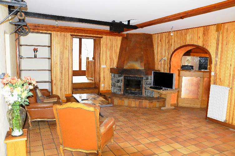 PAYS DE FAVERGES. APPARTEMENT TYPE 5 DANS MAISON.