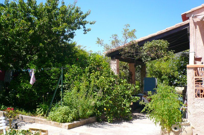 A vendre Hy�res maison T6 viager occup� avec rente pendant  10 ans maison traditionnelle 6 pi�ce(s) sur jardin paysag� de 530 m2