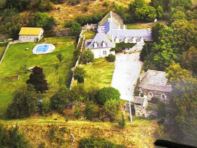 Manoir - tr�s belle demeure de campagne - avec piscine, g�tes, �tang, pr�s et bois 45ha, �tables