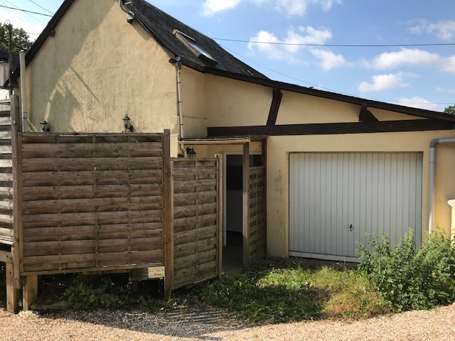 MAISON VIABILISEE A RETAPER AVEC GARAGE, COMBLES ET CAVE A SAISIR AU CALME DANS UN VILLAGE CHARMANT A 10 MN BEAUVAIS SUD  SUR 100 M� CLOS DANS UNE COUR COMMUNE