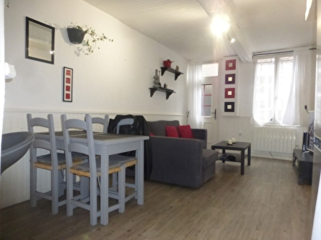 TRES BELLE MAISON DE VILLE ATYPIQUE DE 75 M� HAB ENTIEREMENT RENOVEE AVEC TERRASSE ET CAVE  TRES BIEN SITUEE A L'ENTREE DU CENTRE VILLE PROCHE  DE LA GARE ET DES ECOLES - AFFAIRE A SAISIR -
