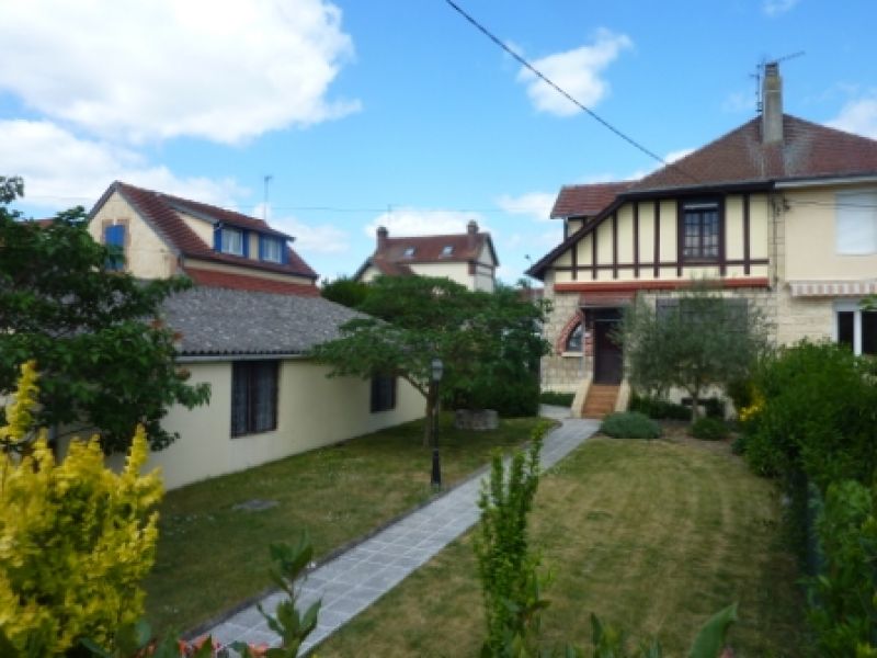 SUPERBE MAISON DE CARACTERE DE 85 M� HAB AVEC VERANDA ET GARAGE DOUBLE TRES BIEN SITUEE AU CALME SUR UN TERRAIN CLOS ET PAYSAGE DE 340 M� SANS VIS A VIS A 3 MIN DU CENTRE VILLE DE BEAUVAIS ET 2 MN DE LA SORTIE A16 VERS PARIS