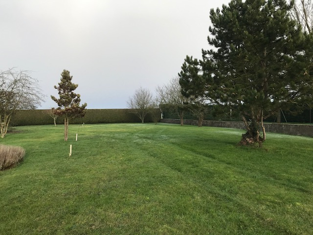 TERRAIN A BATIR PLAT D'UNE SURFACE DE 900 m2 TRES BIEN SITUE AU CALME AVEC VUE SUR LES BOIS ET LES CHAMPS AU SEIN D'UN VILLAGE TRANQUILLE AVEC ECOLE, A 3 MINUTES DE TOUTES COMMODITES ET A 15 MINUTES DE BEAUVAIS.