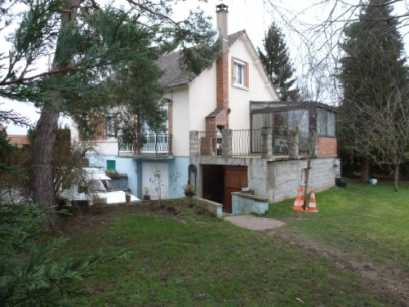 TRES BELLE MAISON TRADITIONELLE ISOLEE EN BRIQUES CREUSES CONSTRUITE SUR SOUS SOL TOTAL D'UNE SURFACE D'ENVIRON 120 m2 LE TOUT SUR UN TERRAIN DE 2000 m2 CLOS ET PAYSAGE AU CALME A 5 MINUTES DE BEAUVAIS OUEST, PROCHE TOUTES COMMODITES