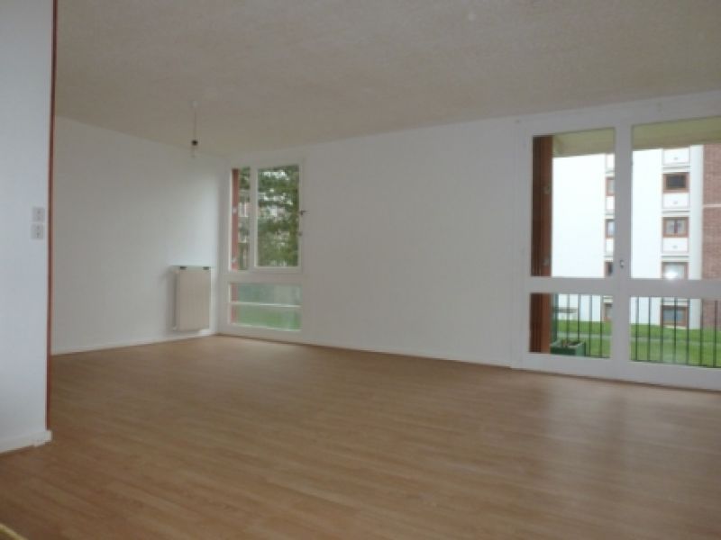 SUPERBE APPARTE DE 78 M� REFAIT A NEUF SITUE AU RDC D' UN IMMEUBLE DE STANDING EN PIERRE DE TAILLE SUR UN JOLI PARC PAYSAGE ET GARDIENE DE 4HA AU CALME PROCHE TOUTES COMMODITES