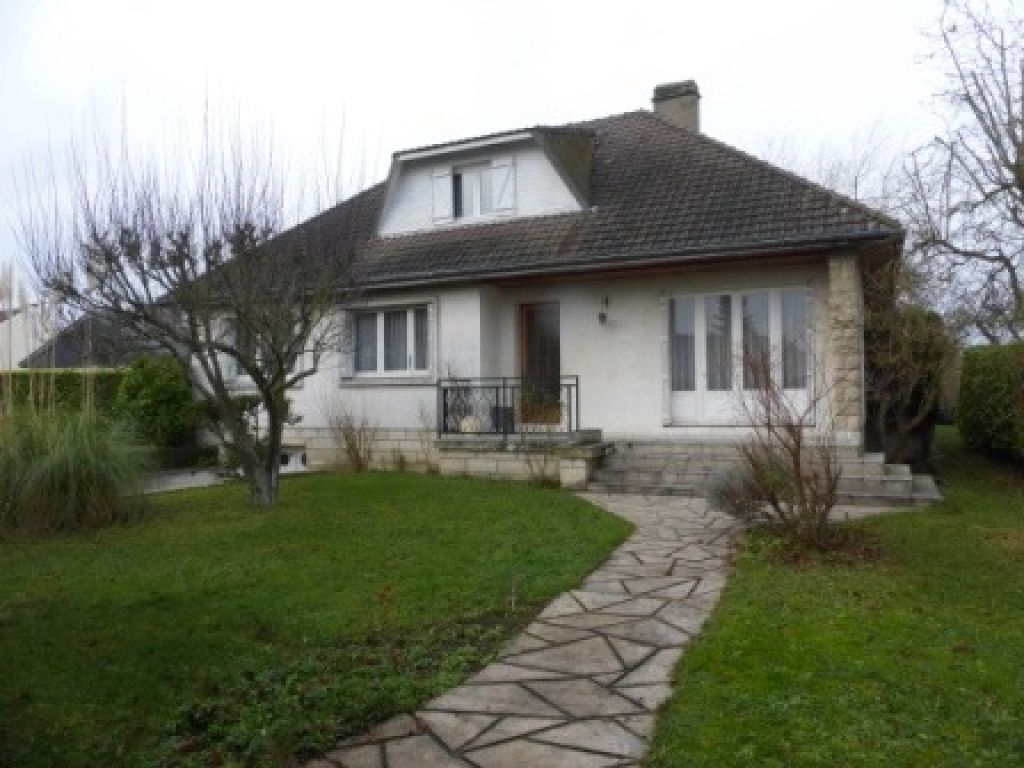 MAISON BOURGEOISE DE CARACTERE AVEC DEPENDANCE D'UNE SURFACE D'ENVIRON 110 m2 HAB AU BORD D UNE RIVIERE SUR UN TERRAIN CLOS DE 480 m2 PROCHE DU CENTRE VILLE, DE LA GARE ET DU CINESPACE
