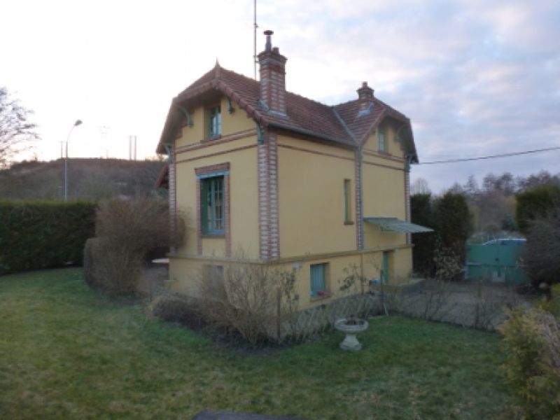 TRES BELLE DEMEURE BOURGEOISE CONSTRUITE SUR SOUS SOL TOTAL D'UNE SURFACE D'ENVIRON 120 m2 TRES  BIEN SITUE SUR UN TERRAIN CLOS ET PAYSAGE DE 650 m2 A DEUX PAS DU CENTRE VILLE