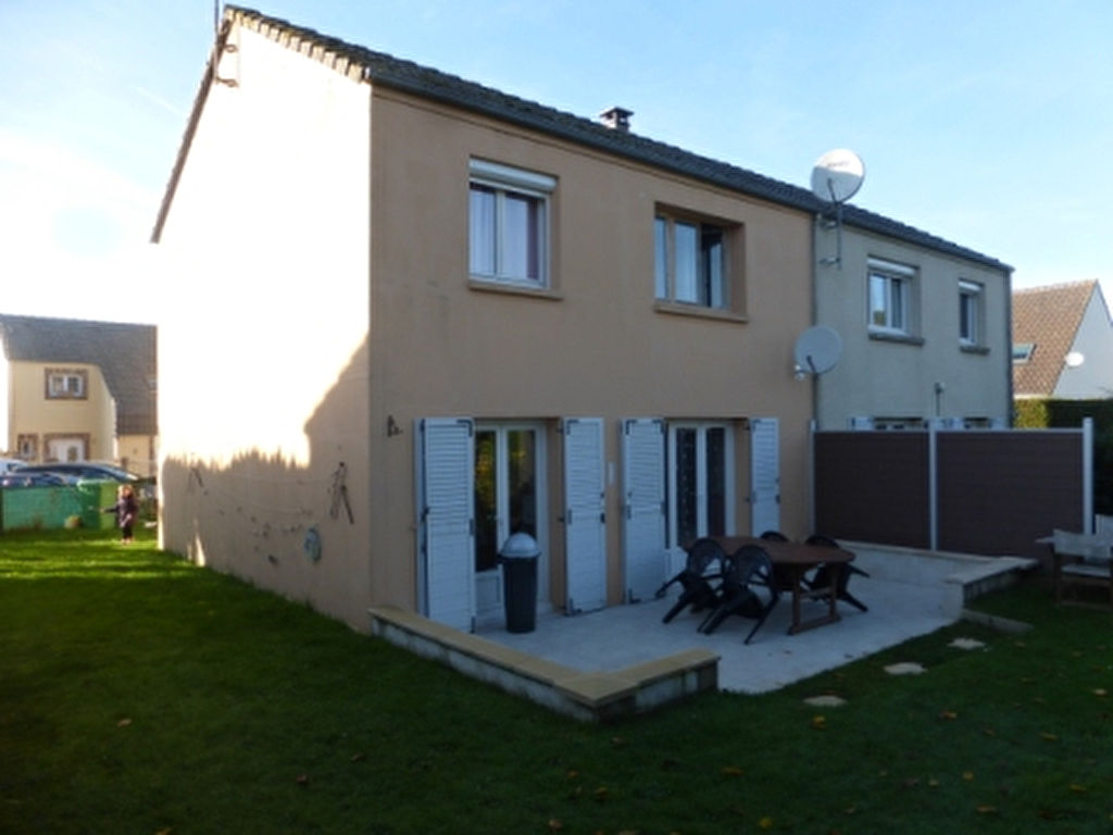 MAISON CONTEMPORAINE JUMELEE D UNE SURFACE D ENVIRON 112 SUR UN TERRAIN CLOS  ET PAYSAGE DE 270 M� PROCHE DES BOIS A LA CAMPAGNE A 12 MN DE CHAUMONT EN VEXIN ET 35 MN DE CERGY