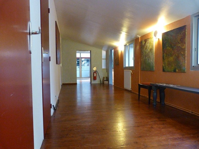 FONTAINEBLEAU, pas de porte commercial de 160 m�, � la vente.