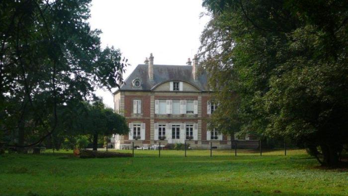 DANS CADRE EXCEPTIONNEL SUPERBE TERRAIN BOISE DANS PROPRIETE PROCHE A1 ET COMPIEGNE