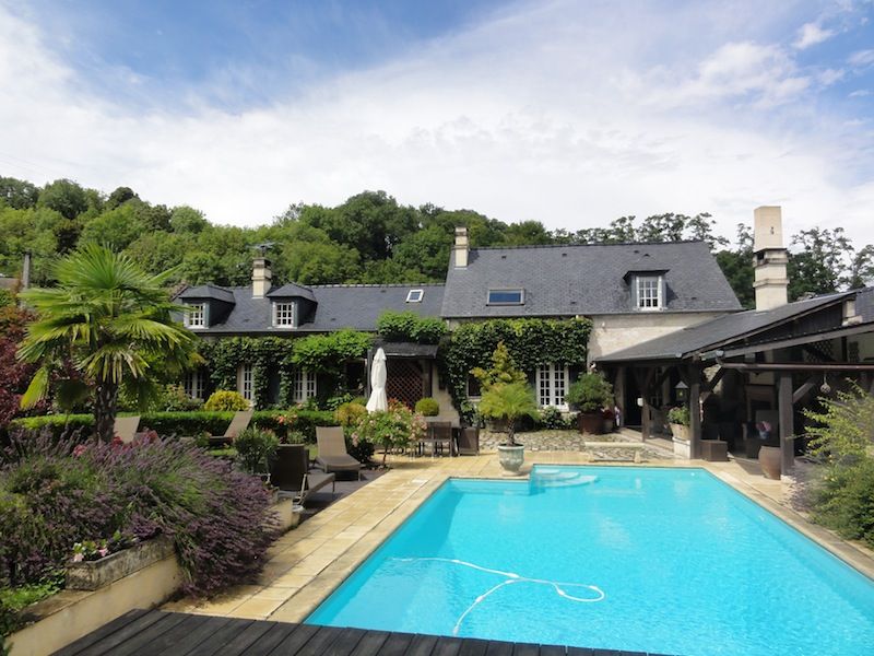 VASTE PROPRIETE DE 2 MAISONS DE 500M2 SUR 3400 M2 PARC ARBORE AVEC PISCINE