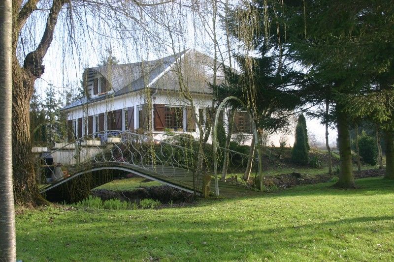 BELLE PROPRIETE A VENDRE AVEC DEMEURE D\'ARCHITECTE DE CHARME 4 CHAMBRES,MAGNIFIQUE PARC ARBORE,ETANG POISSONNEUX ET RIVIERE ET 70 METRES DE RIVE SUR LA SOMME.A 20 MINUTES DE LA BAIE DE SOMME ET SES PORTS DE PLAISANCE