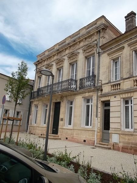 ENSEMBLE IMMOBILIER EXCEPTIONNEL.CENTRE VILLE TOUTE COMMODITE.BORDEAUX NORD DE 230 M2.PROCHE GOLF.PORT DE PLAISANCE.IDEAL PROFESSION LIBERALE OU GITE HAUT DE GAMME.