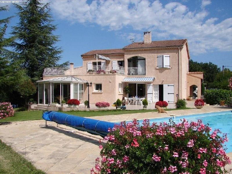 TRES BELLE VILLA RENOVEE DE 230 M2 SUR UN TERRAIN DE 3800 M2 AVEC PISCINE 12 x 6