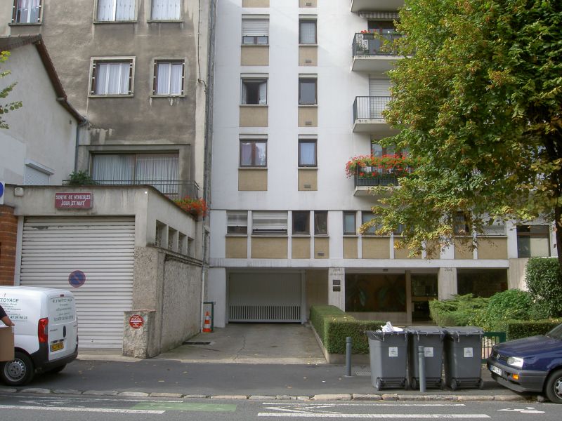Parking  au Rez Chauss�e:Loyer 80�/mois �  CHAVILLE