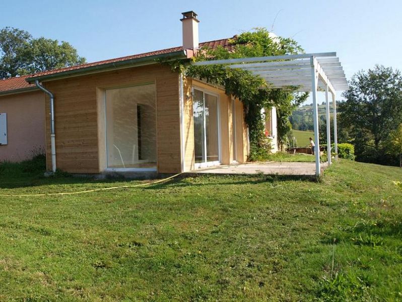 JOLIE VILLA BIEN EXPOSEE PROCHE CHARLIEU