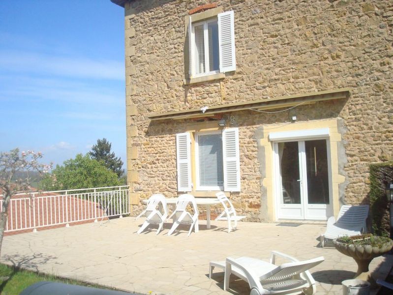 BELLE  MAISON DE VILLAGE  EN PIERRE  PROCHE CHARLIEU