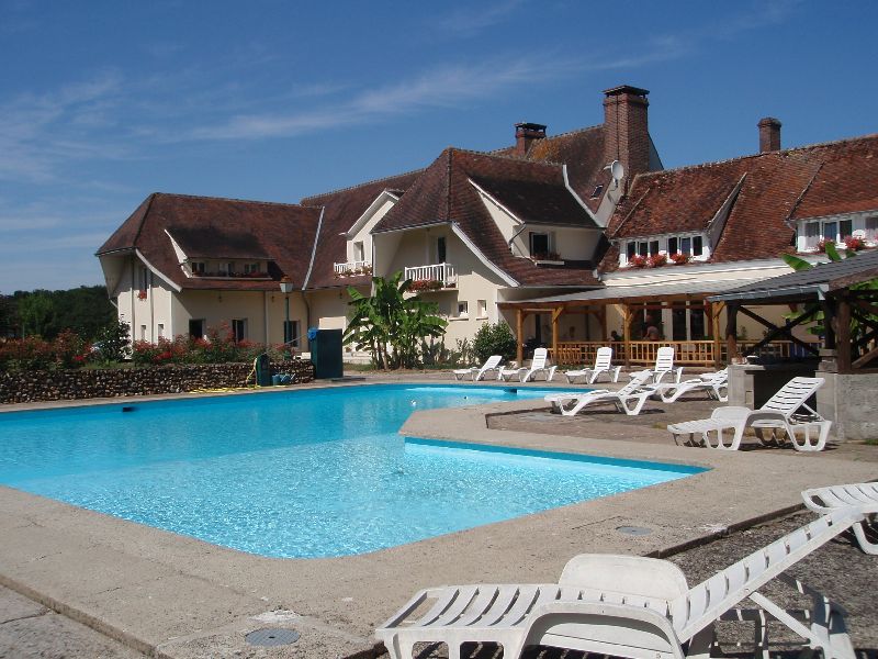 PROPRIETE DE 680 M� HABITABLE SUR 1 HECTARE DE TERRAIN