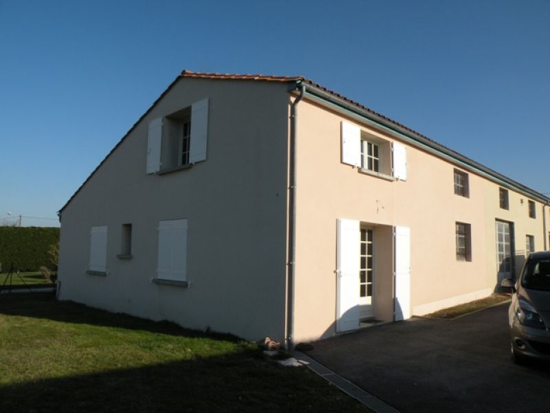 St Caprais de Blaye - Local d'activit�  d'environ 400 m�