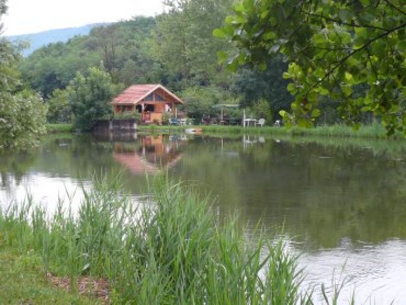 ETANG DE PECHE AMENAGE AVEC CHALET MORESTEL