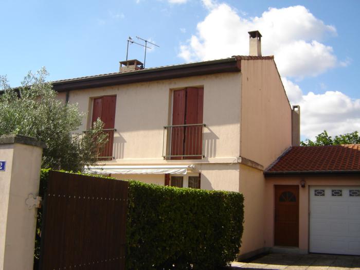 BEAU QUARTIER DE MONTELIMAR MAISON MITOYENNE EN EXCELLENT ETAT