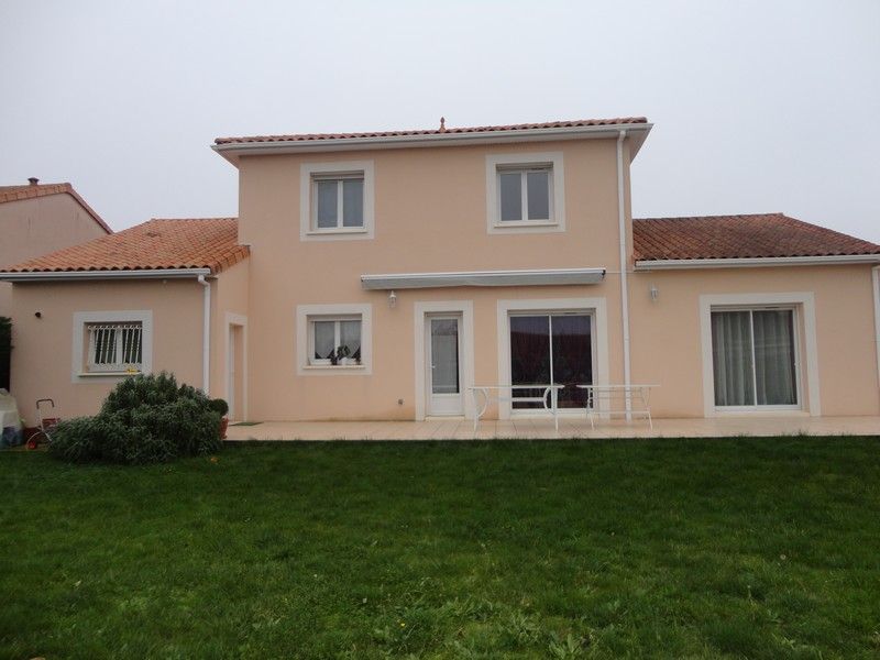 MAISON RECENTE AVEC DE BEAUX VOLUMES