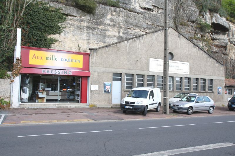 LOCAL SITUE A POITIERS
