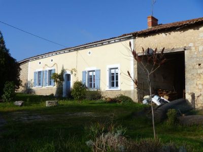 Charente: Ancienne maison avec �curie.