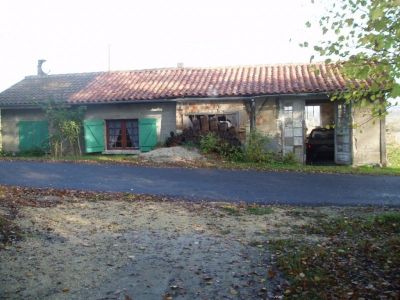 Charente: Petite maison avec local et sous sol.
