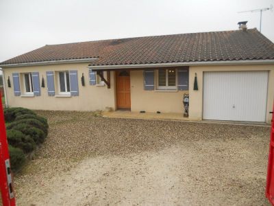 Maison r�cente avec 4 chambres sur 2319 m2 de terrain cl�tur�.
